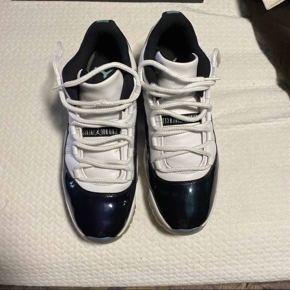 Air Jordan 11 retro low emeralds size 12